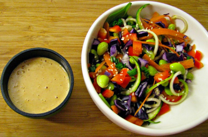 Réaliser une salade thaï avec sauce au arachides